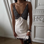 Damen Elegantes Spitzen-Nachtkleid mit tiefem V-Ausschnitt und verführerischen Rüschendetails R&B