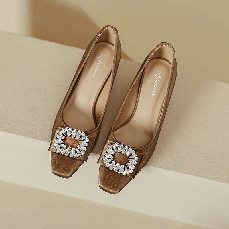 Damen modische Pumps mit funkelndem Schmuckdetail