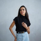 Damen modernes Kurzarm-Oberteil mit hohem Stehkragen und strukturiertem Design