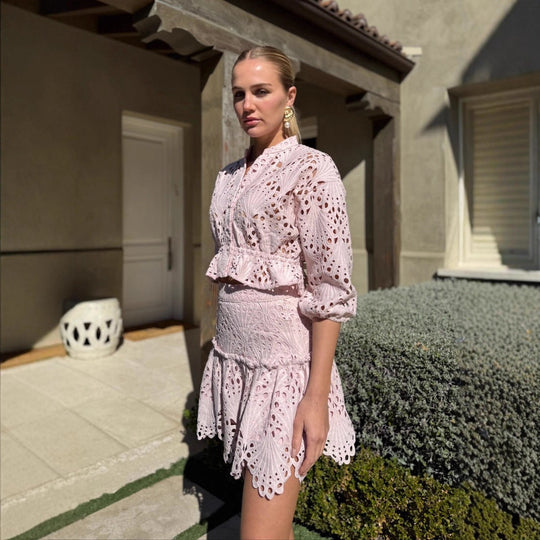 Damen nan Broderie-Anglaise Zweiteiler mit bestickter Hemdbluse und taillenbetontem Volantrock R&B