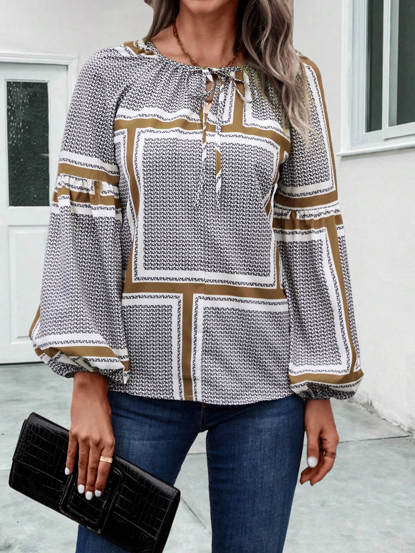 Damen Bluse mit eleganten Rüschendetails und modernem Muster R&B