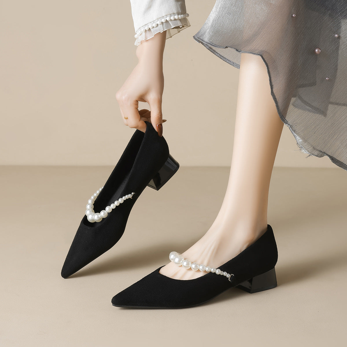 Damen elegante Pumps mit perlenverziertem Riemchen