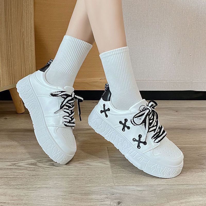 Damen Sneaker mit modischem Design und robuster Sohle