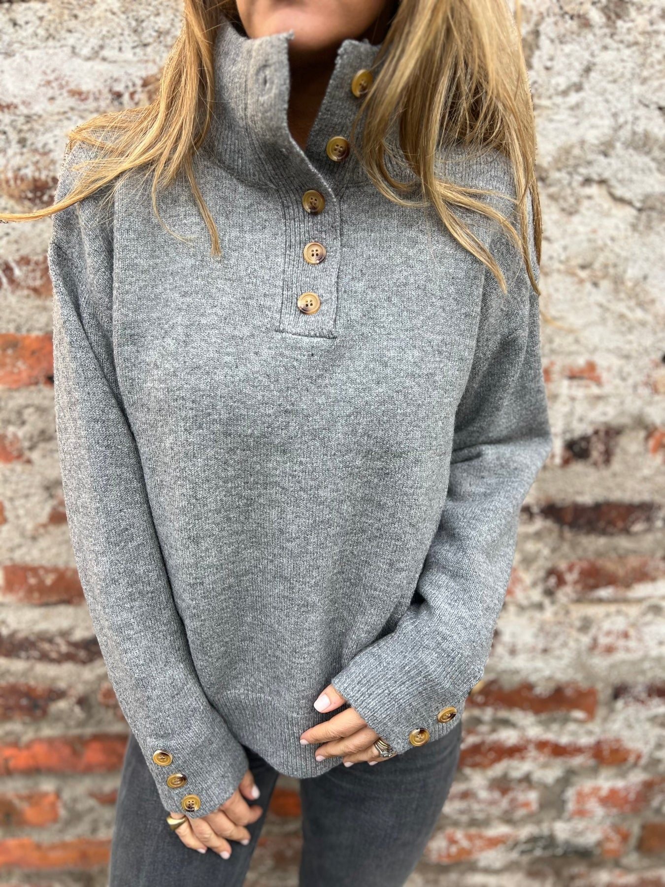 Damen modischer Strickpullover mit Knopfdetails und hohem Kragen R&B