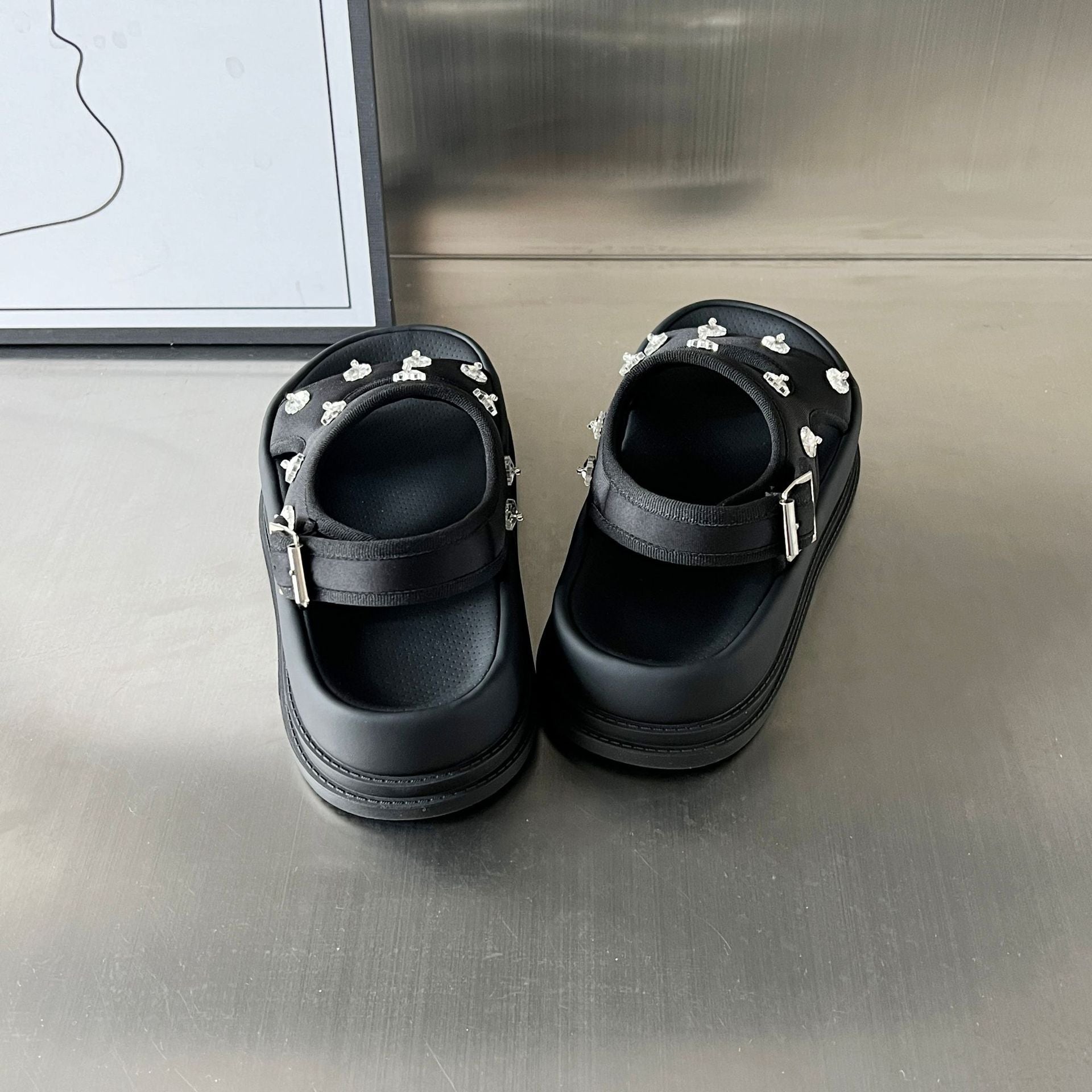 Damen modische Sandalen mit luxuriösen Verzierungen R&B