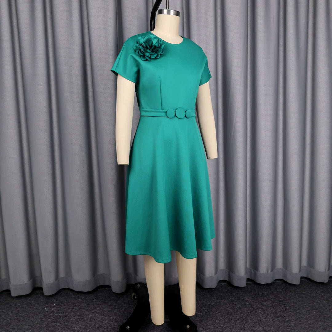 Damenkleid mit elegantem Gürtel und dekorativem Blumenakzent R&B