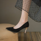 Damen elegante Absatzschuhe mit goldenen Details und spitzem Design R&B