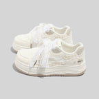Damen Sportliche Sneakers mit verspielten Rüschen und trendigem Schnürsystem