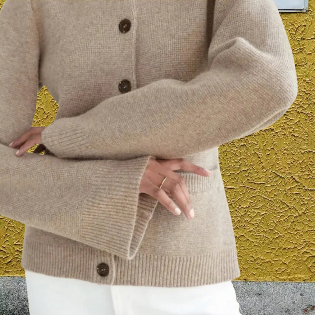 Damen Strickjacke mit eleganten Knöpfen und modernen Taschen R&B