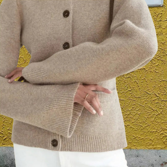 Damen Strickjacke mit eleganten Knöpfen und modernen Taschen R&B