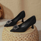 Damen elegante Pumps mit glamourösem Schmuckdetail