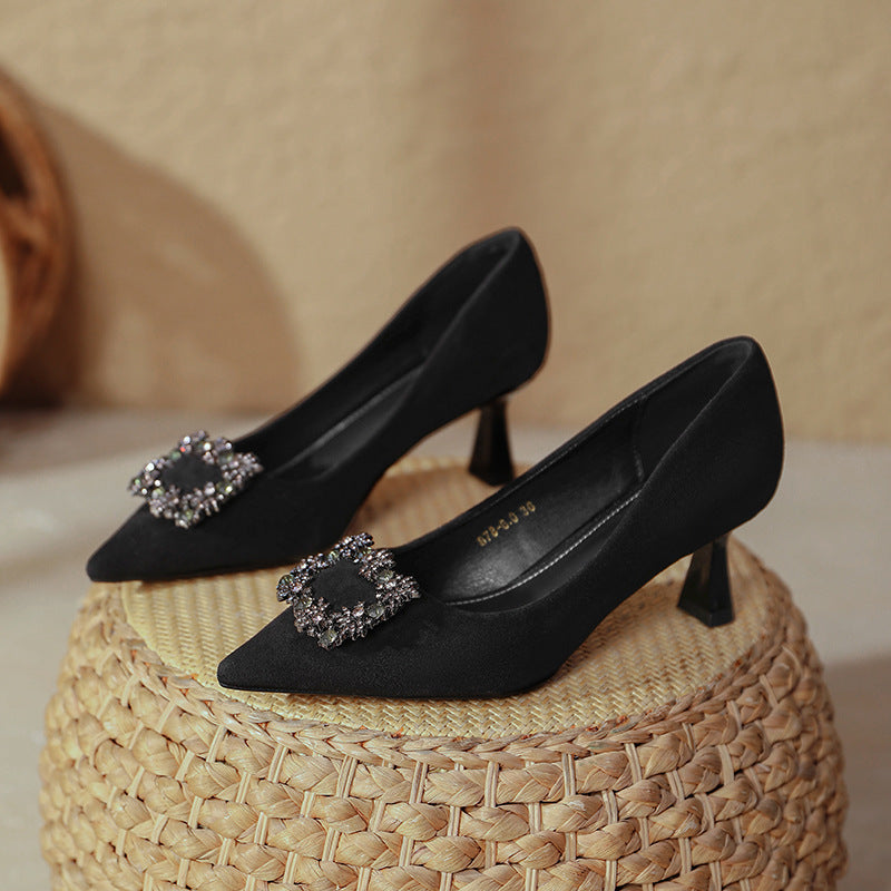 Damen elegante Pumps mit glamourösem Schmuckdetail
