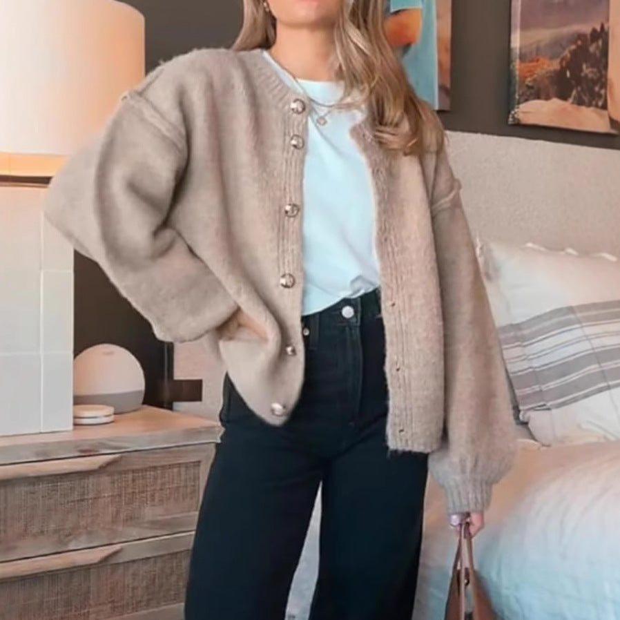 Damen kuscheliger Strickmantel mit voluminösen Ärmeln und goldenen Knopfdetails R&B