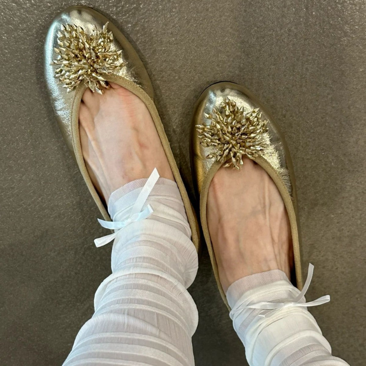Damen Ballerinas mit außergewöhnlichem Blumendekor und glänzender Oberfläche