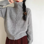 Damen Strickjacke mit hoch geschlossenem Kragen und dekorativen Knöpfen R&B