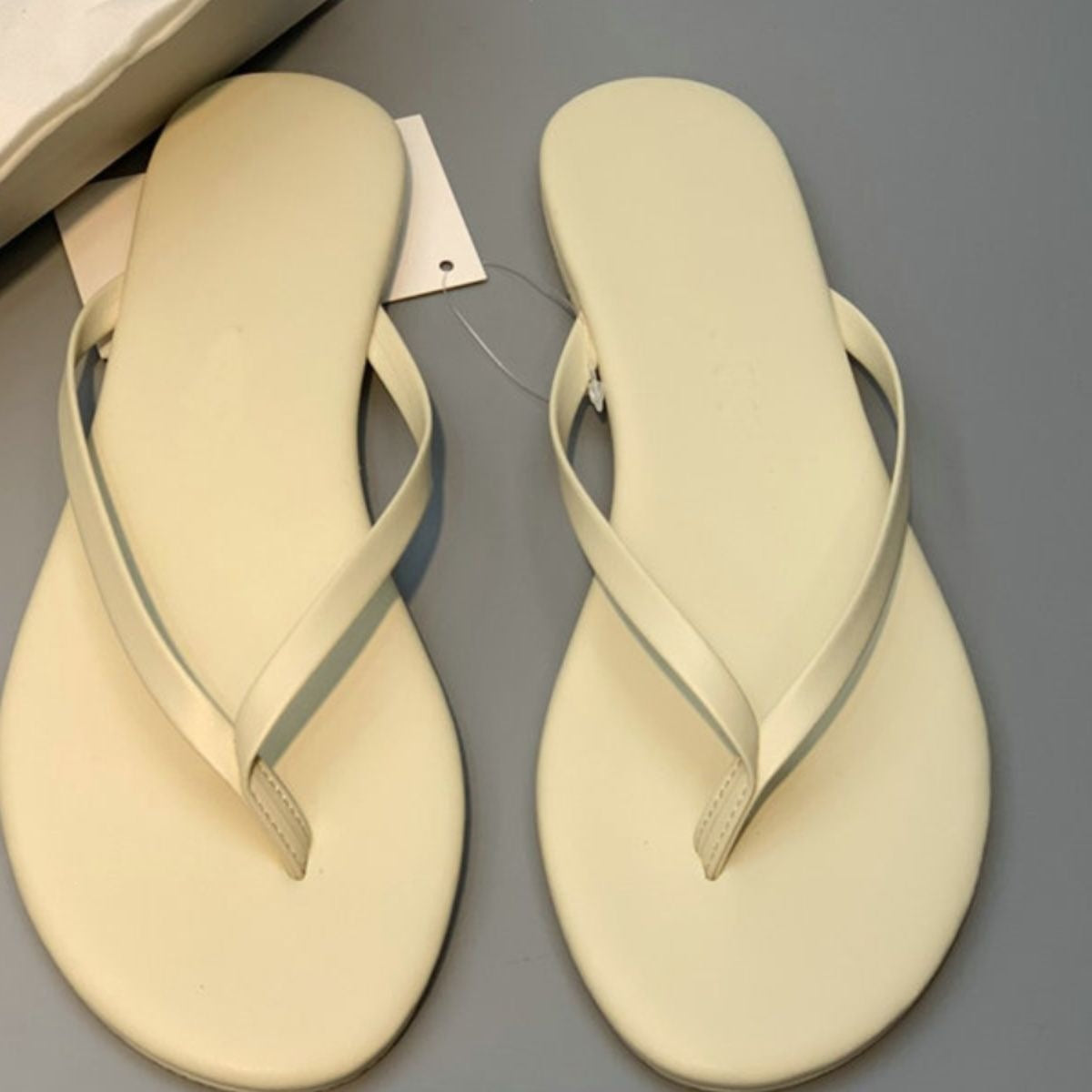 Damen stilvolle Flip-Flops mit glänzendem Riemendesign EB