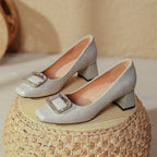Damen eleganter Blockabsatz-Pumps mit funkelndem Schmuckdetail