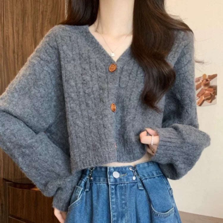 Damen Modischer kurz geschnittener Strick-Cardigan mit Zopfmuster und Knopfdetail R&B