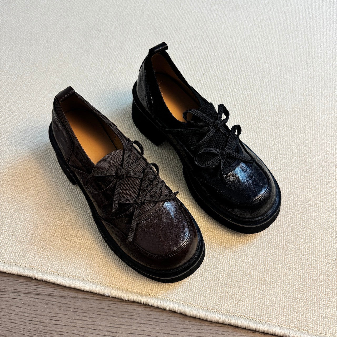Damen modische und bequeme Slipper mit dekorativen Schnürdetails R&B