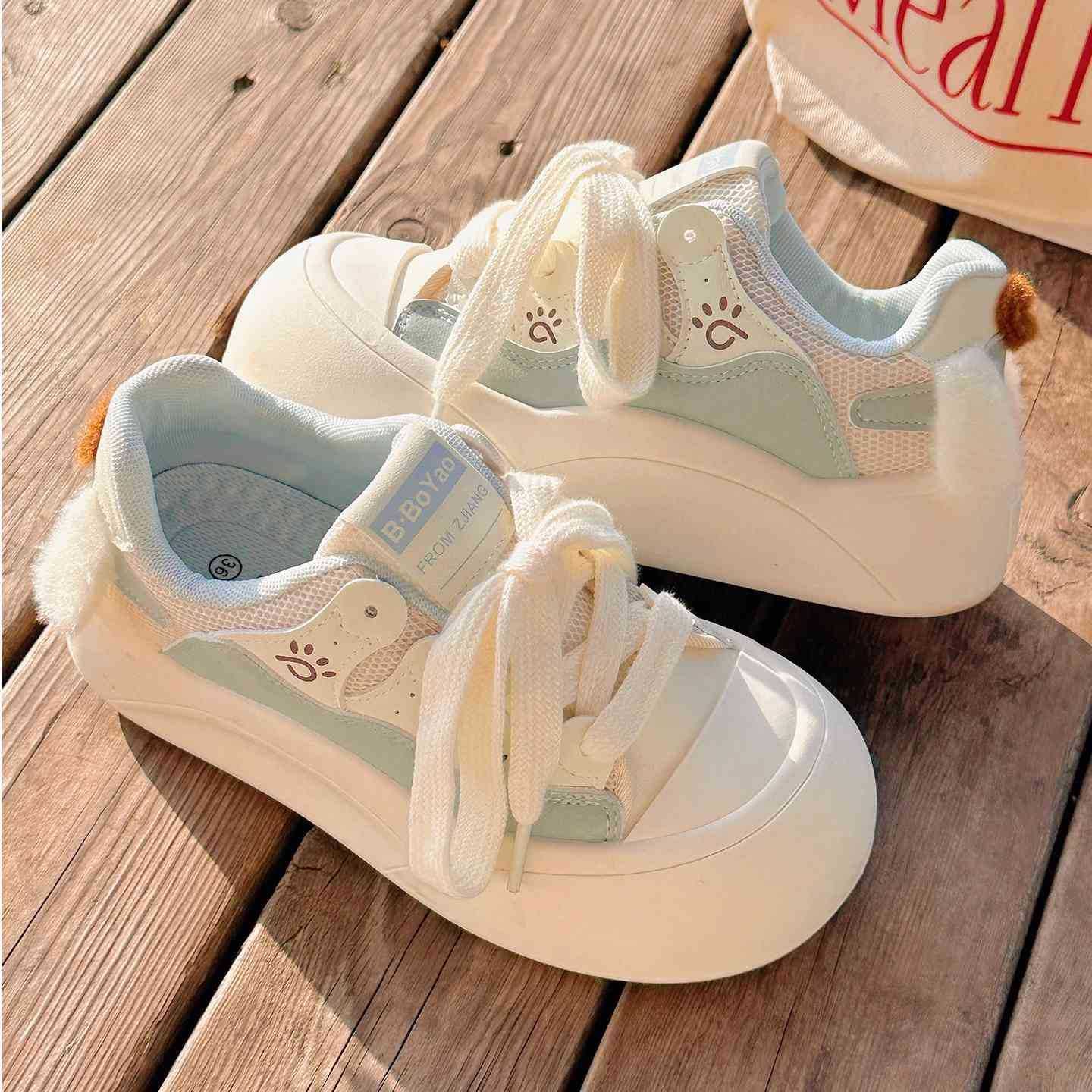 Damen Sneaker mit verspieltem Design und plüschigen Details