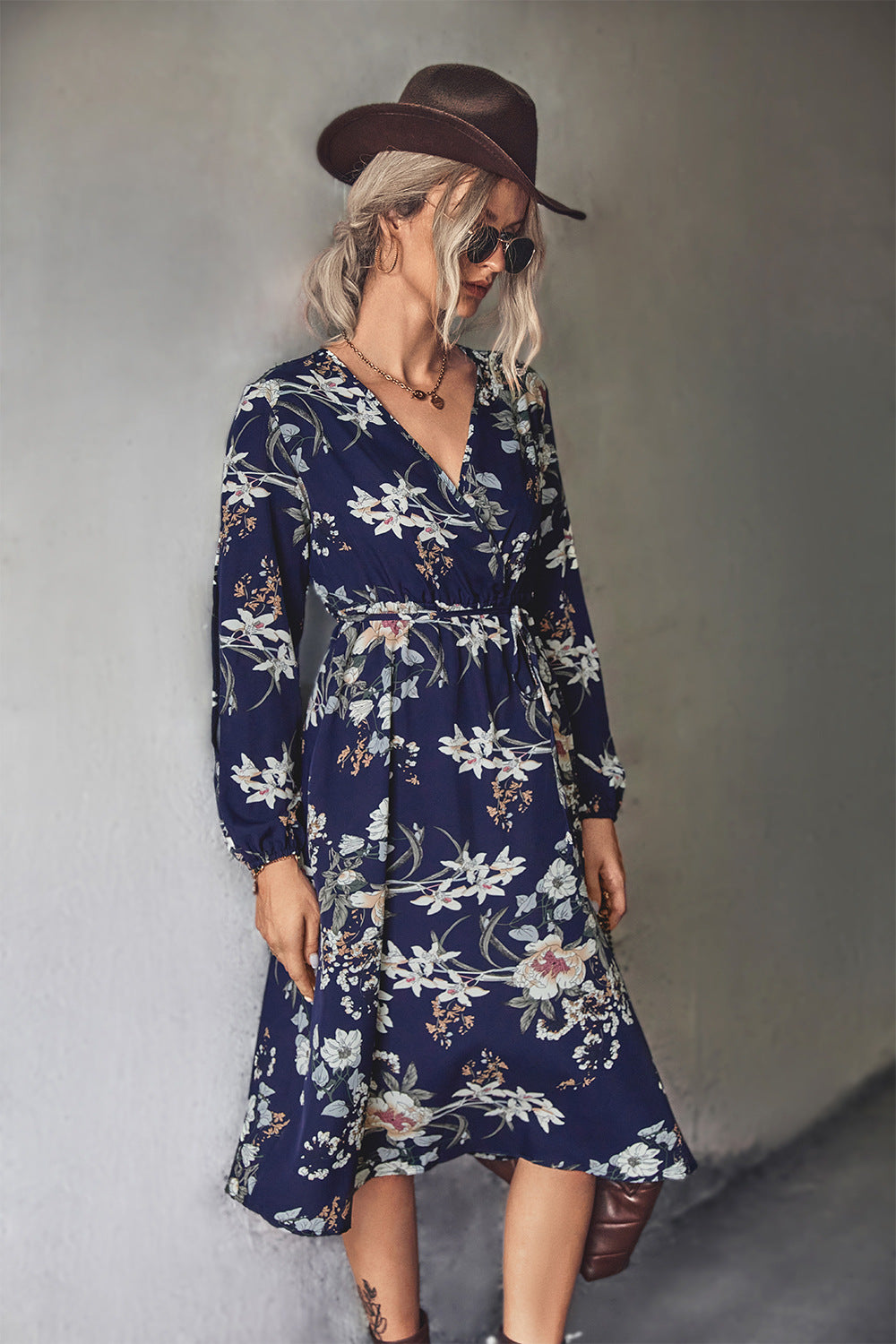 Damen Midi-Kleid mit elegantem floralem Design und tailliertem Gürtel R&B