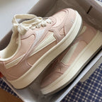 Damen Sneakers mit verspielt-nostalgischem Design
