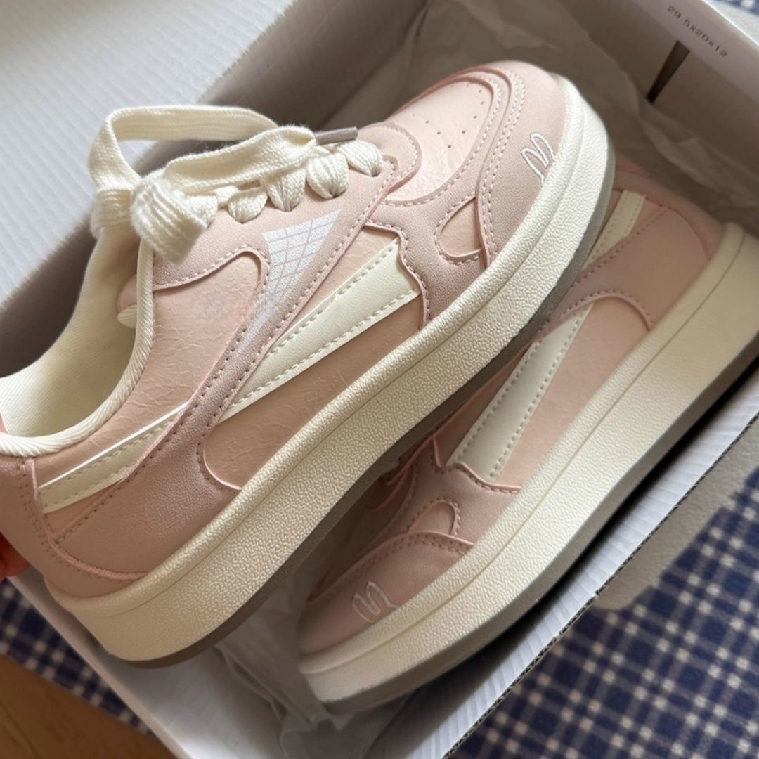Damen Sneakers mit verspielt-nostalgischem Design