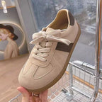Damen Sneakers aus hochwertigem Wildleder mit modischem Farbakzent