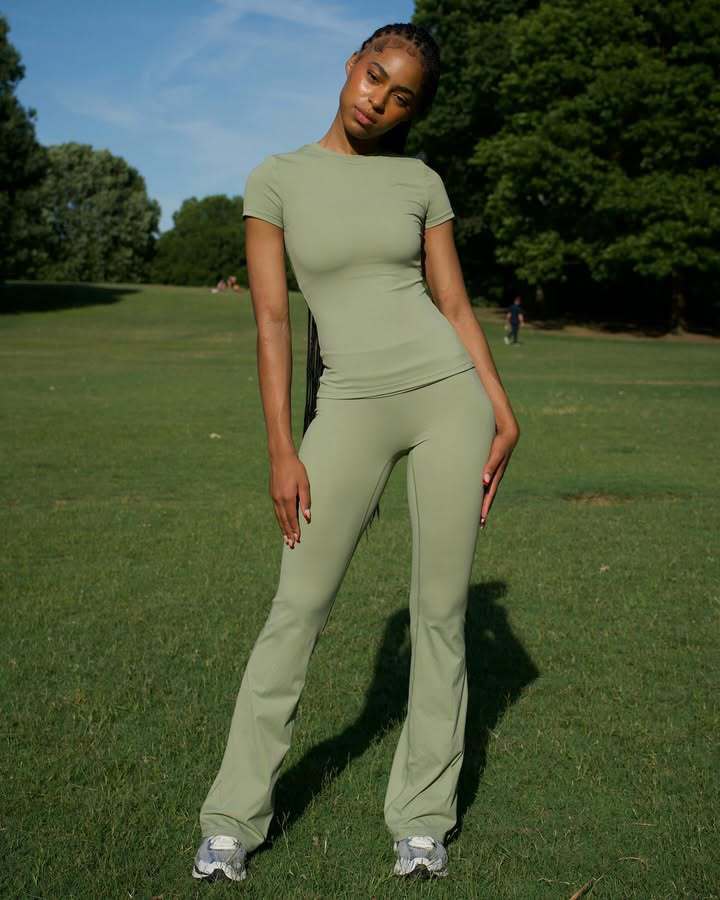 Damen Sportliches Set aus atmungsaktivem Oberteil und weit geschnittenen Leggings R&B