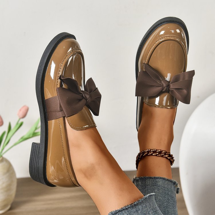 Damen elegante Mokassins mit Plastikoberfläche und modischem Schleifen-Detail R&B