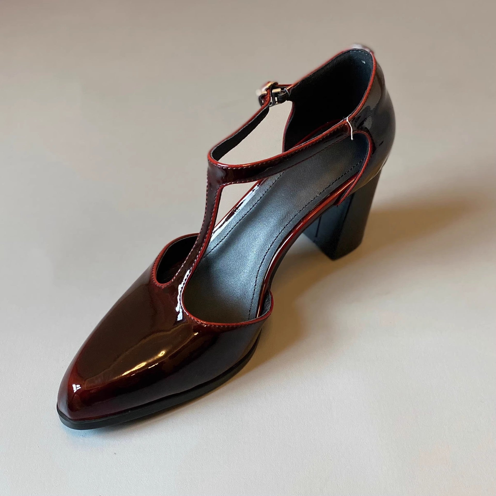 Damen elegante Plateau-Pumps mit modischem Riemchen und stilvollem Glanz R&B