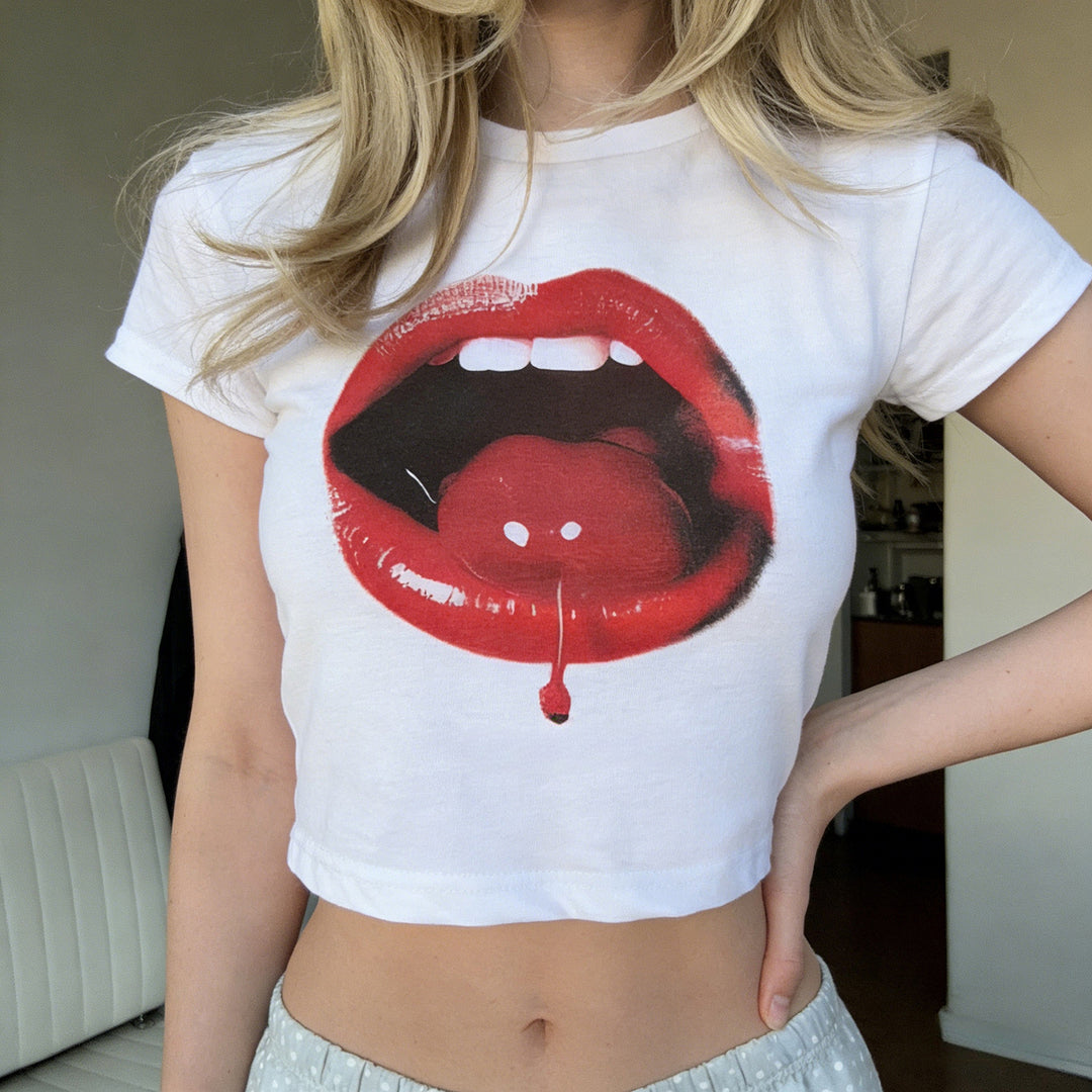 Damen cropped T-Shirt mit auffälligem Lippen-Print und modernen Schnittelementen R&B