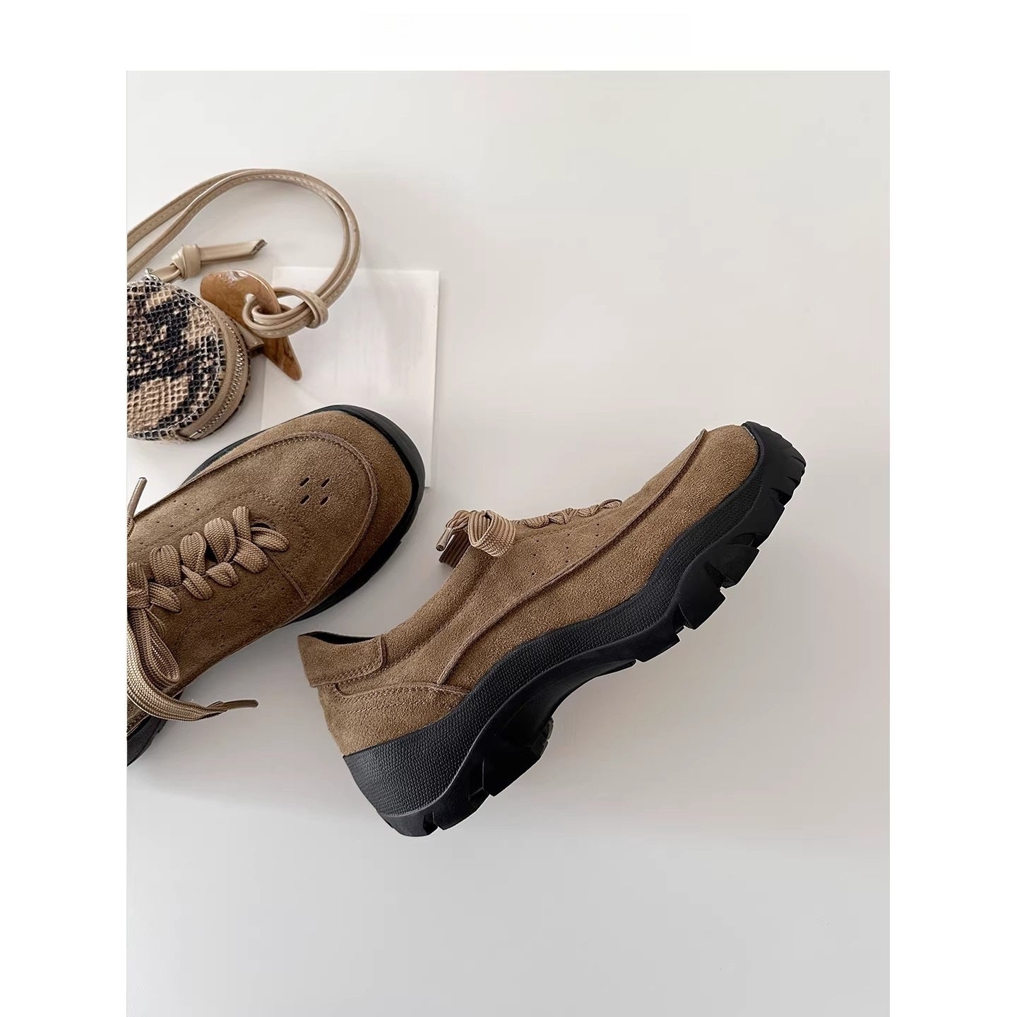 Damen Komfortable Sneaker mit gepolsterter Innensohle und trendiger Schnürung R&B