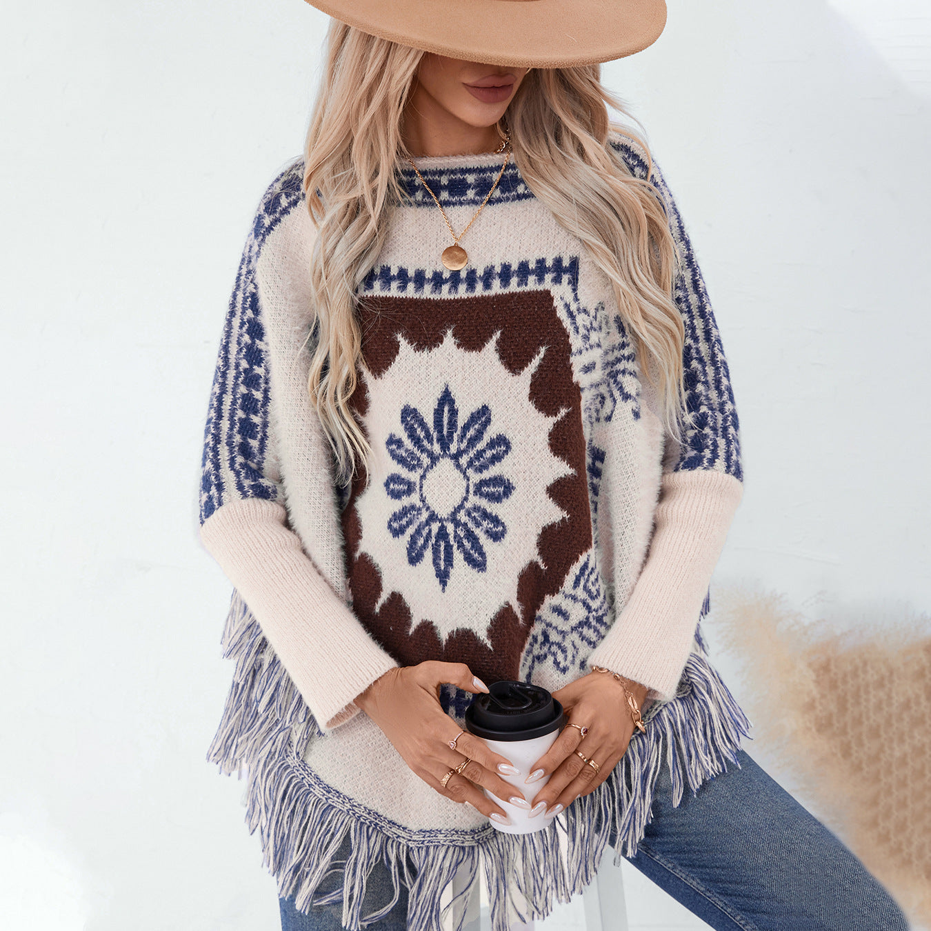 Damen eleganter Strickponcho mit kunstvollem Muster und fransigem Abschluss