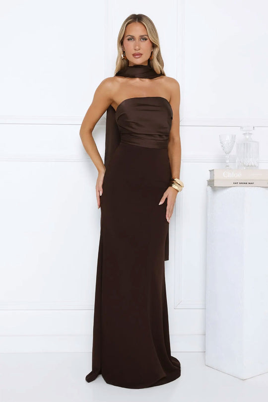 Damen Elegantes Abendkleid mit schulterfreiem Design und fließendem Stoff R&B