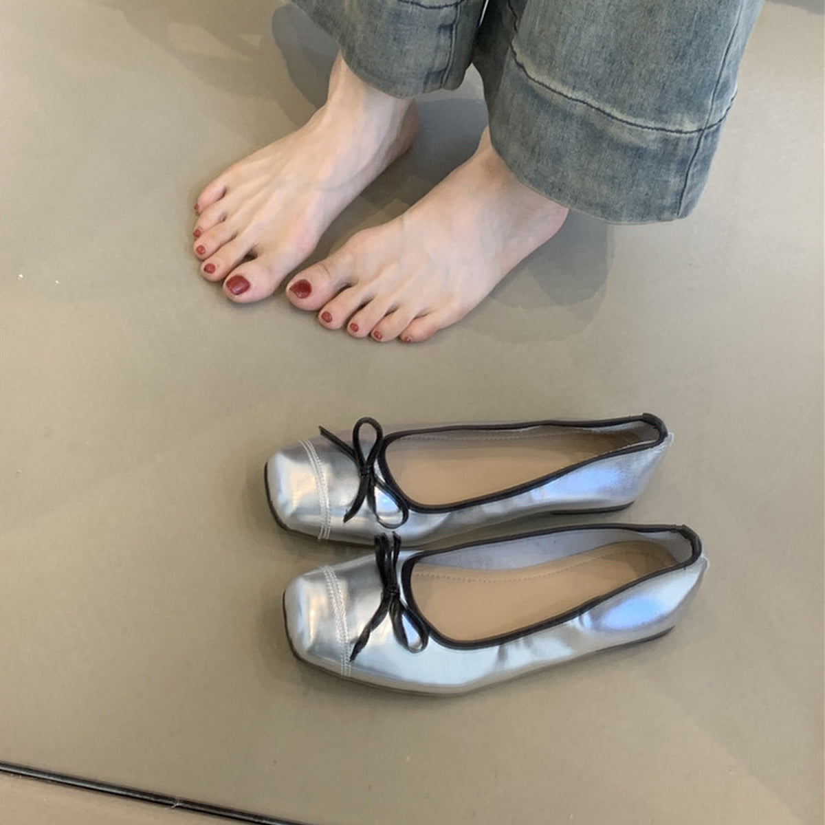 Damen elegante Ballerinas mit glänzendem Obermaterial und zierlicher Schleifenverzierung R&B