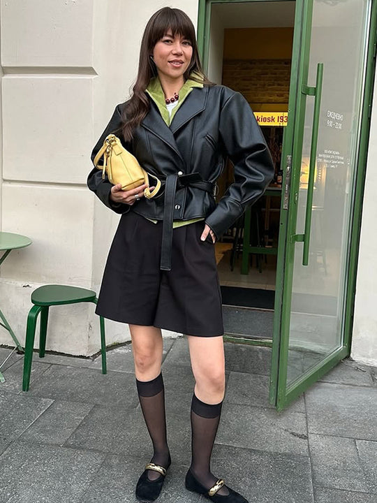 Damen modische Kunstlederjacke mit Gürtel und steigendem Kragen R&B