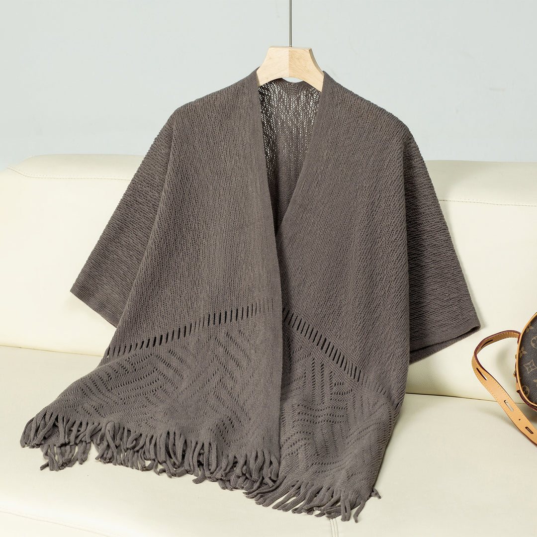 Damen eleganter Strickponcho mit fransigen Details und markantem Muster R&B