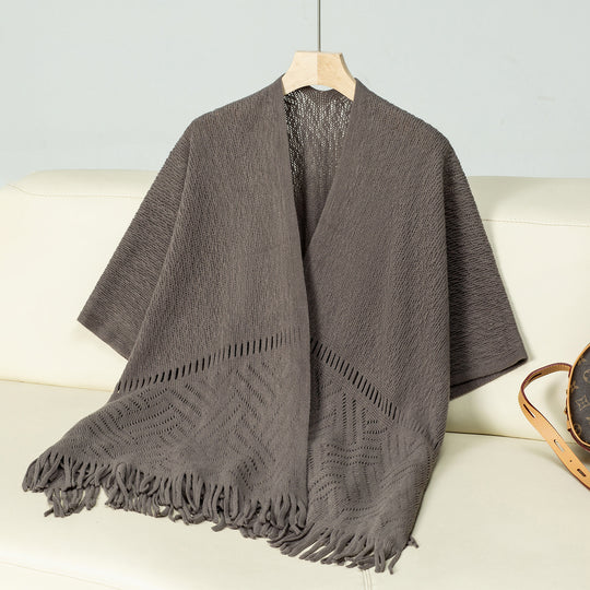 Damen eleganter Strickponcho mit fransigen Details und markantem Muster R&B