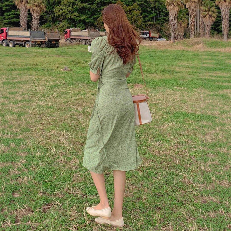 Damen Wickelkleid mit charmanten Puffärmeln und eleganten Knopfdetails R&B