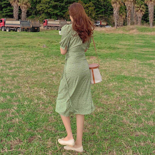 Damen Wickelkleid mit charmanten Puffärmeln und eleganten Knopfdetails R&B