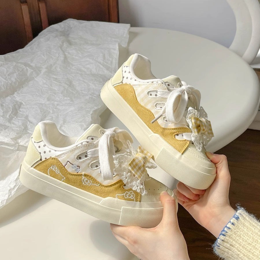 Damen Sneakers mit verspielt romantischen Details und komfortablen Sohlen