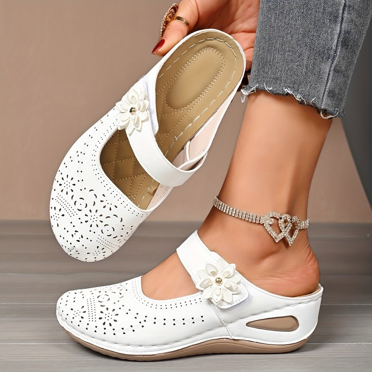 Damen Komfortable Clogs mit floralem Cut-Out-Design und rutschfester Sohle