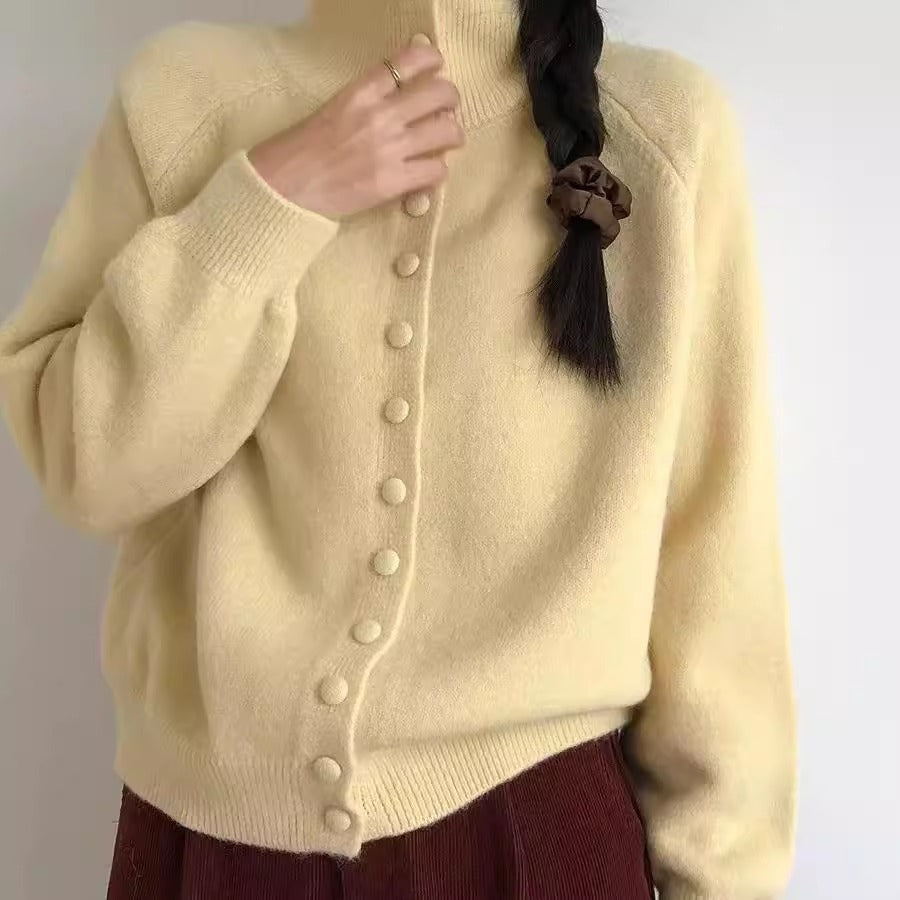 Damen Strickjacke mit hoch geschlossenem Kragen und dekorativen Knöpfen R&B