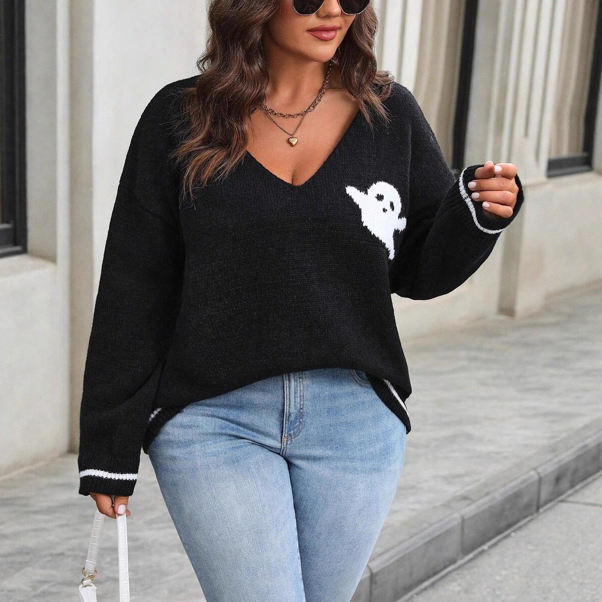 Damen Strickpullover mit Ghost-Motiv und V-Ausschnitt R&B