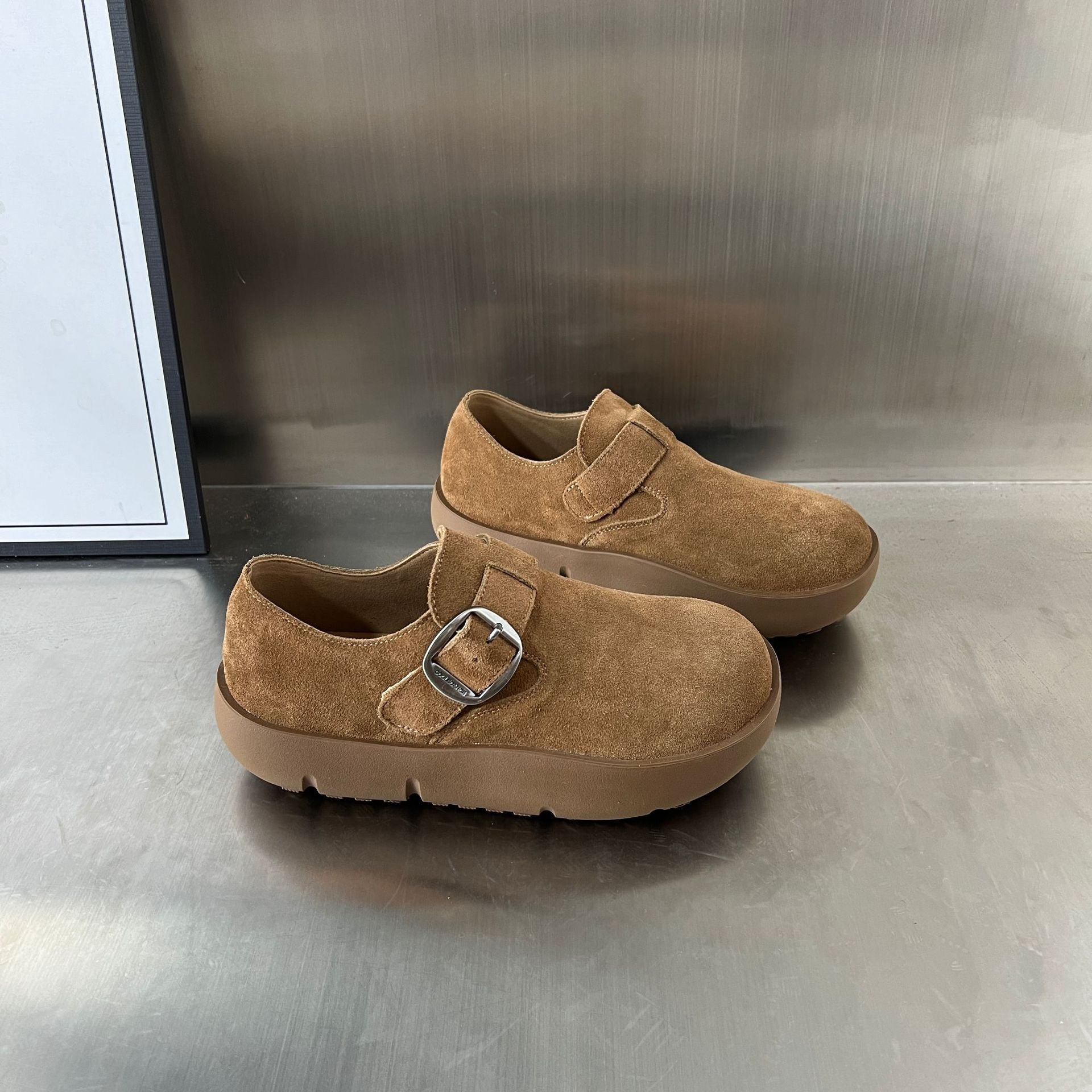 Damen Komfortable Wildleder-Clogs mit modischem Riemen und ergonomischem Fußbett R&B