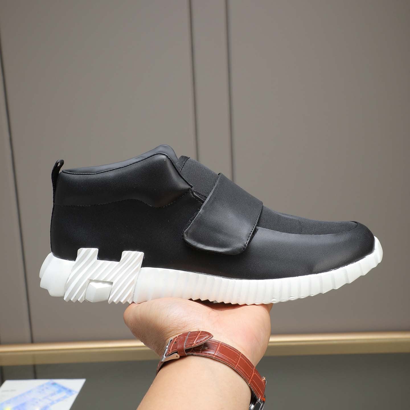Damen Sportliche Slip-On Sneakers mit modernem Verschlussmechanismus R&B