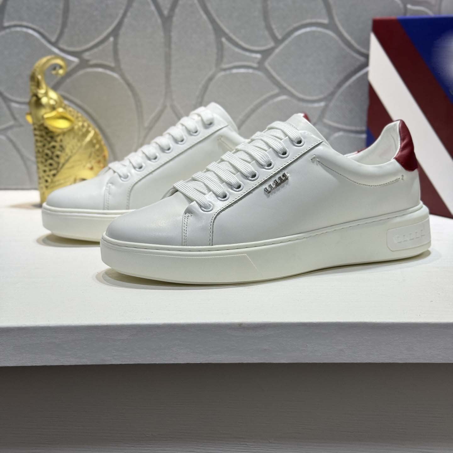 Damen Klassische Sneakers mit eleganten Akzenten von R&B