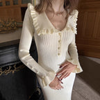 Damen Raffiniertes Strickkleid mit Rüschendetails und Perlknopfverzierung R&B