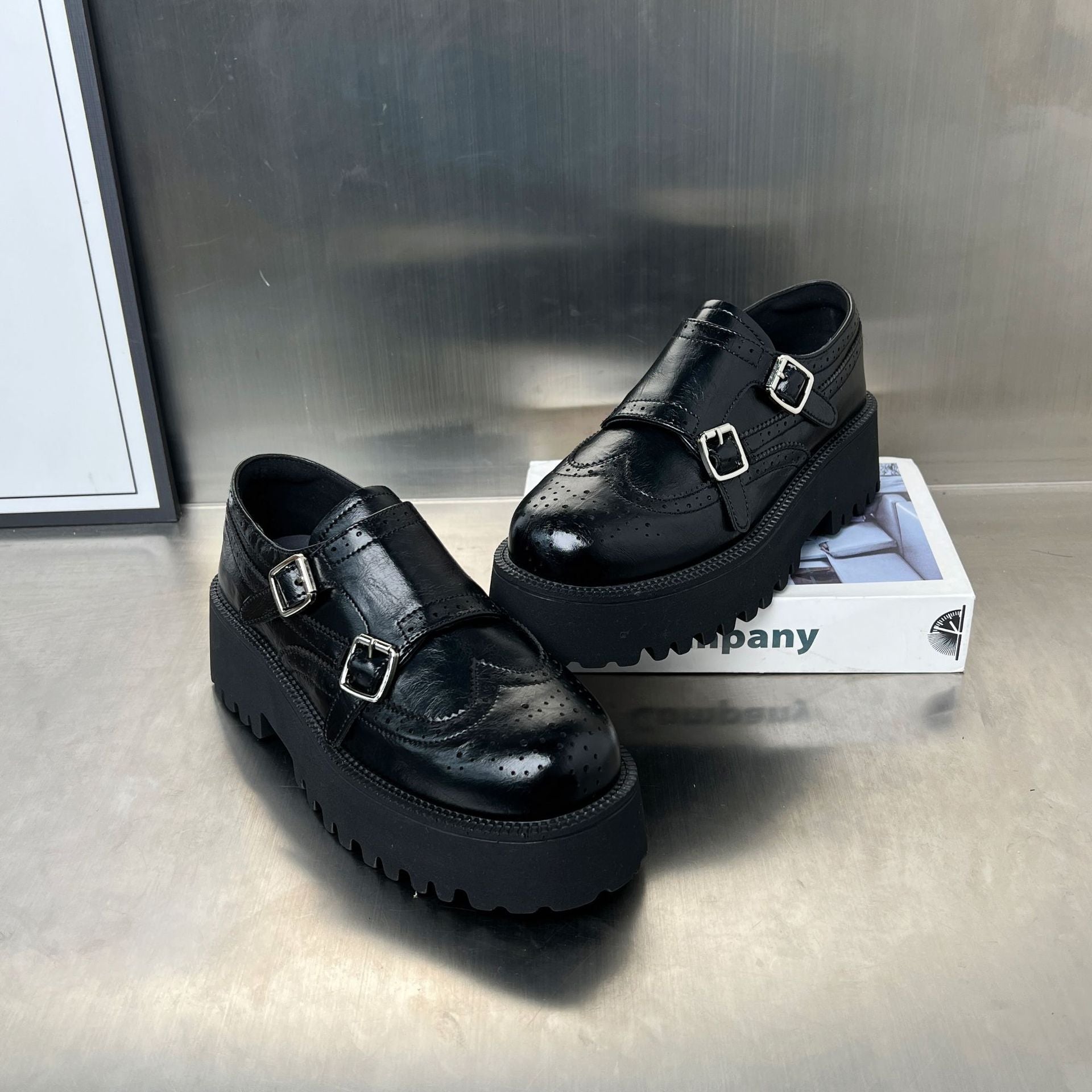 Damen Dual-Buckle Schnürschuhe mit robuster Profilsohle und eleganten Brogue-Mustern R&B